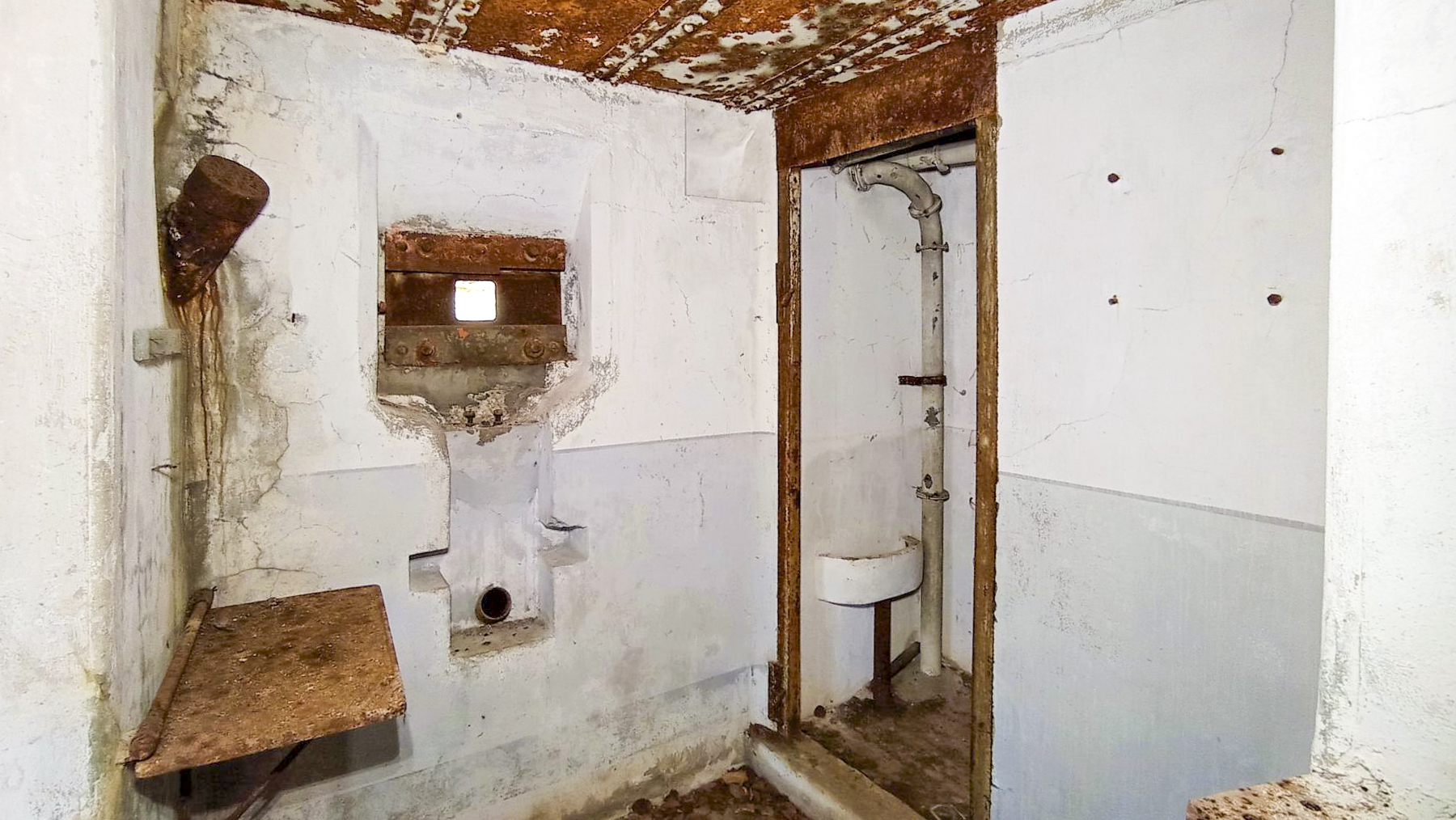 Ligne Maginot - NONNENHARDT N°2 - (Blockhaus pour arme infanterie) - Le poste de tir FM principal, à droite les latrines - Baptiste GAUDIN