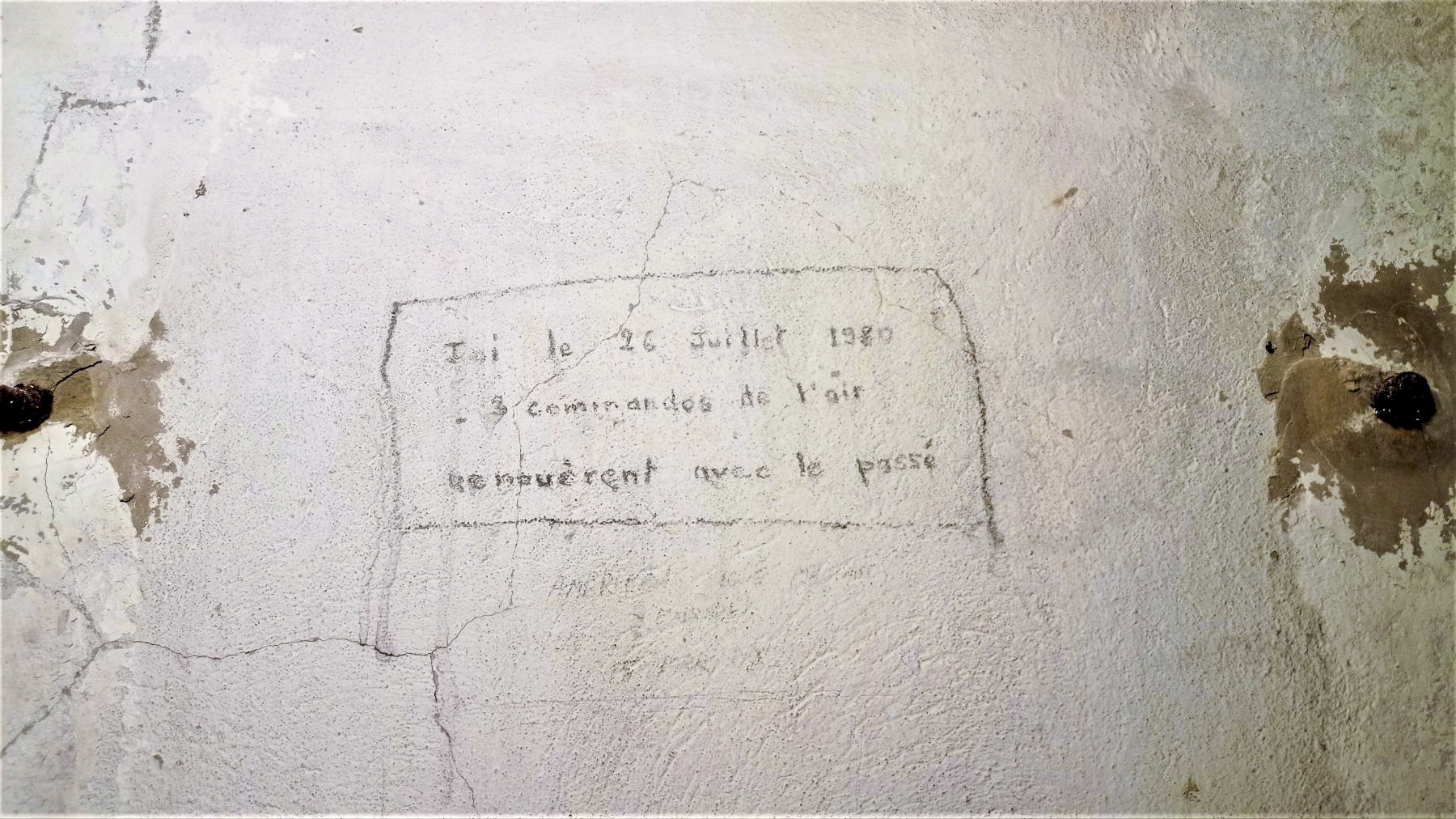 Ligne Maginot - NONNENHARDT N°2 - (Blockhaus pour arme infanterie) - Chambre de repos
Inscription 'Ici le 26 juillet 1980 3 commandos de l'air renouèrent avec le passé' - Baptiste GAUDIN