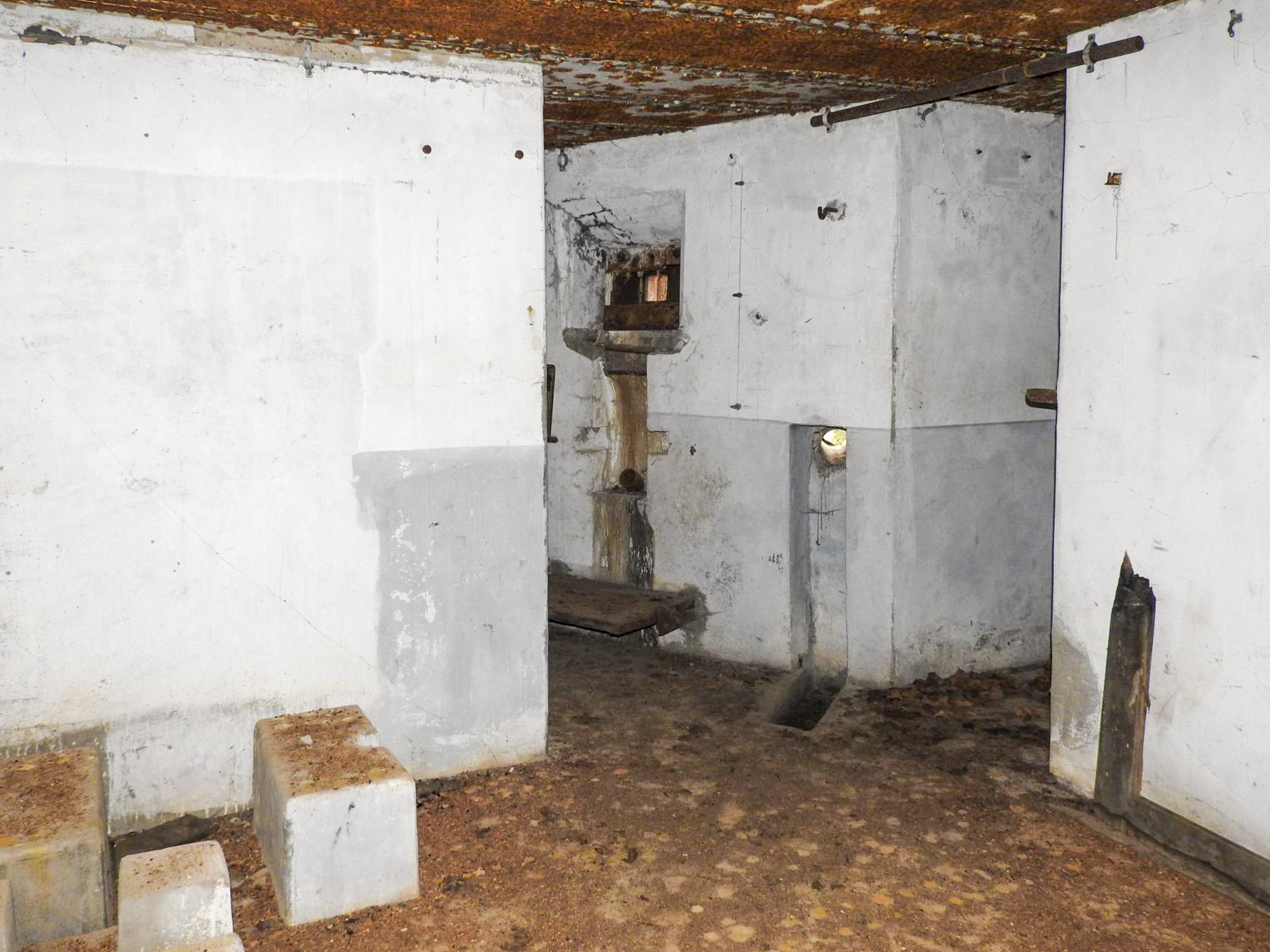 Ligne Maginot - NONNENHARDT N°2 - (Blockhaus pour arme infanterie) - La chambre de repos 
A gauche support du réservoir d'eau potable, au fond caponnière FM de l'entrée - STENGER Mathieu