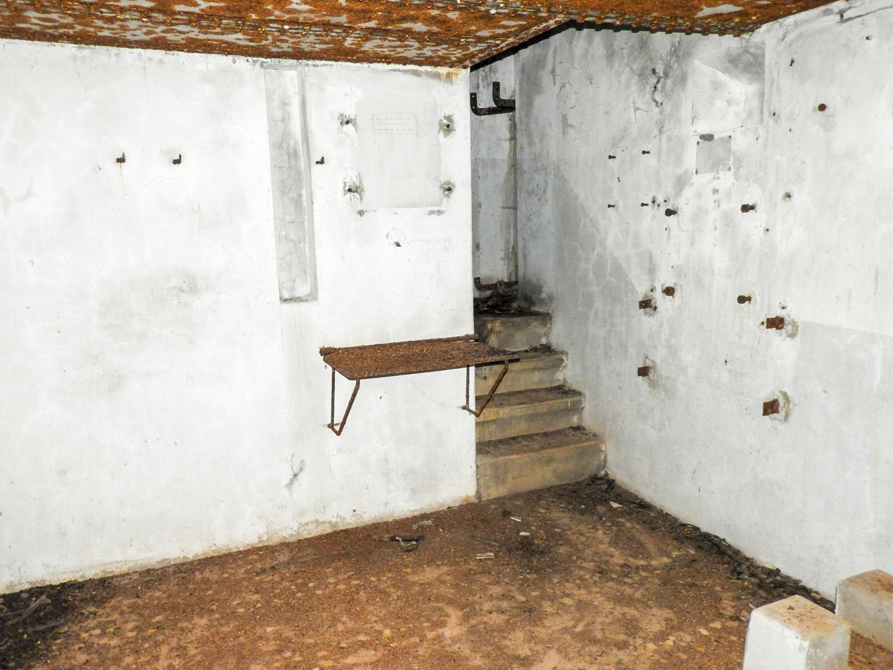 Ligne Maginot - NONNENHARDT N°2 - (Blockhaus pour arme infanterie) - La chambre de repos, à droite l'accès à la cloche GFM - STENGER Mathieu