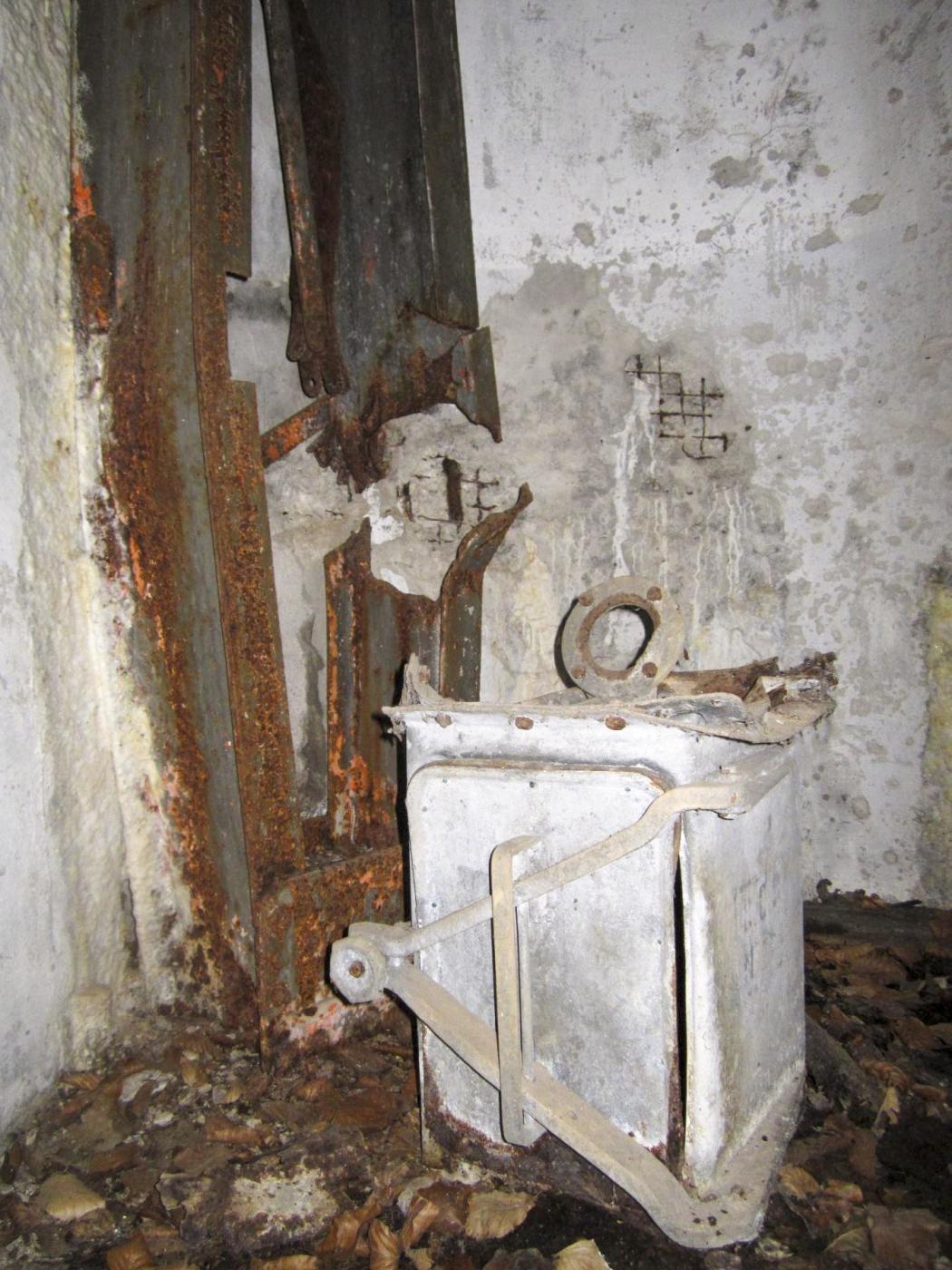 Ligne Maginot - NONNENHARDT N°2 - (Blockhaus pour arme infanterie) - Puits de la cloche GFM
Réceptacle à douilles - Gregory Fuchs