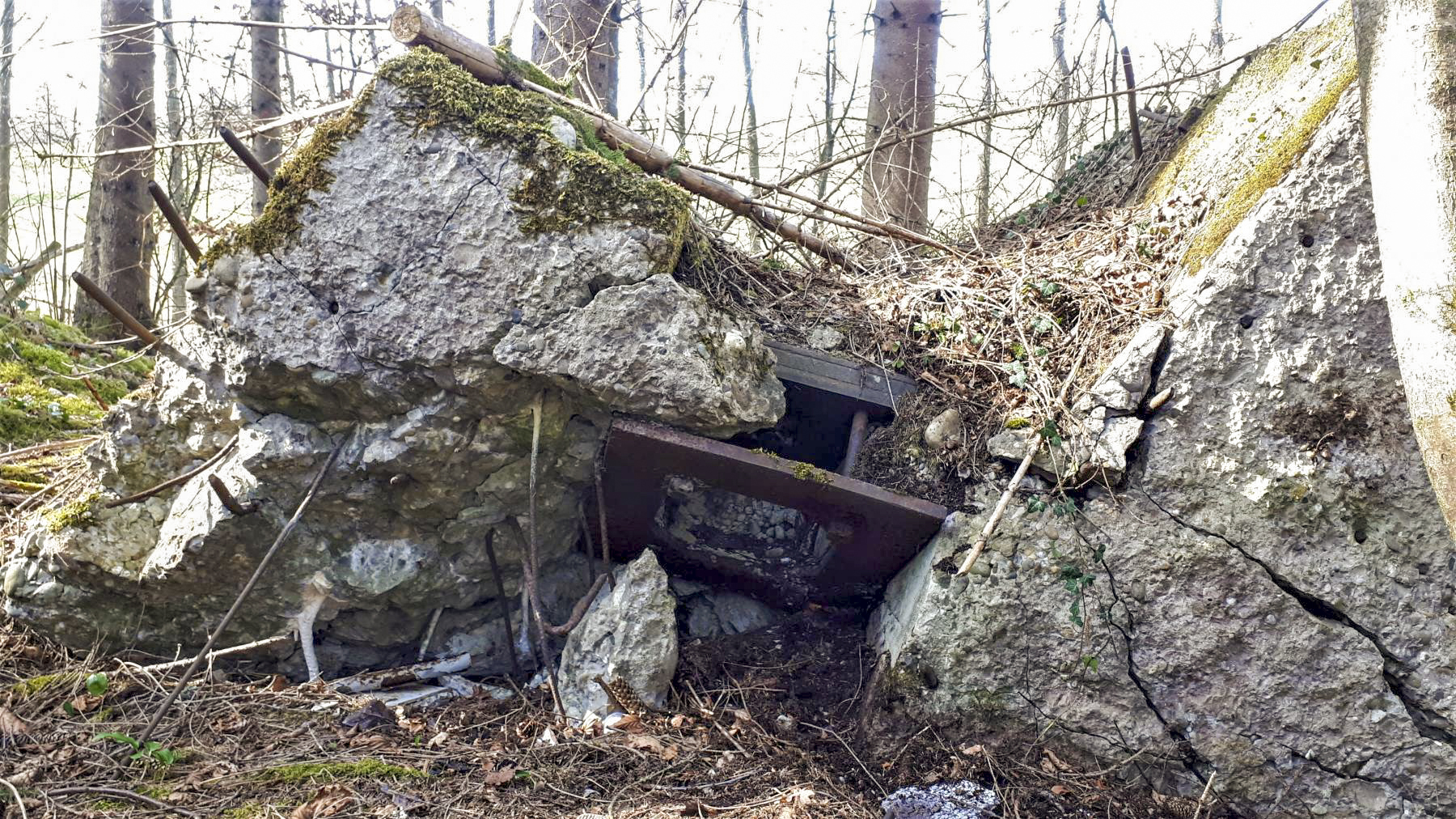 Ligne Maginot - SCHMELTZBACH OUEST - (Casemate d'infanterie - Simple) - Créneau FM de défense de l'entrée - Gregory Fuchs