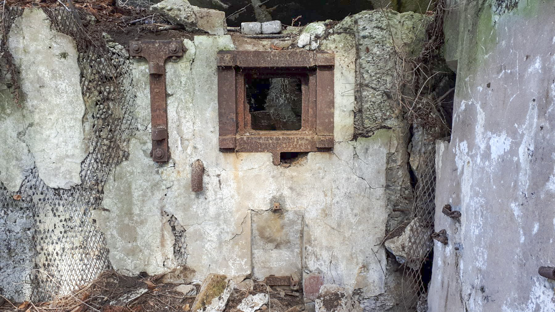 Ligne Maginot - SCHMELTZBACH OUEST - (Casemate d'infanterie - Simple) - Créneau pour jumelage de mitrailleuses et canon de 37 - Gregory Fuchs