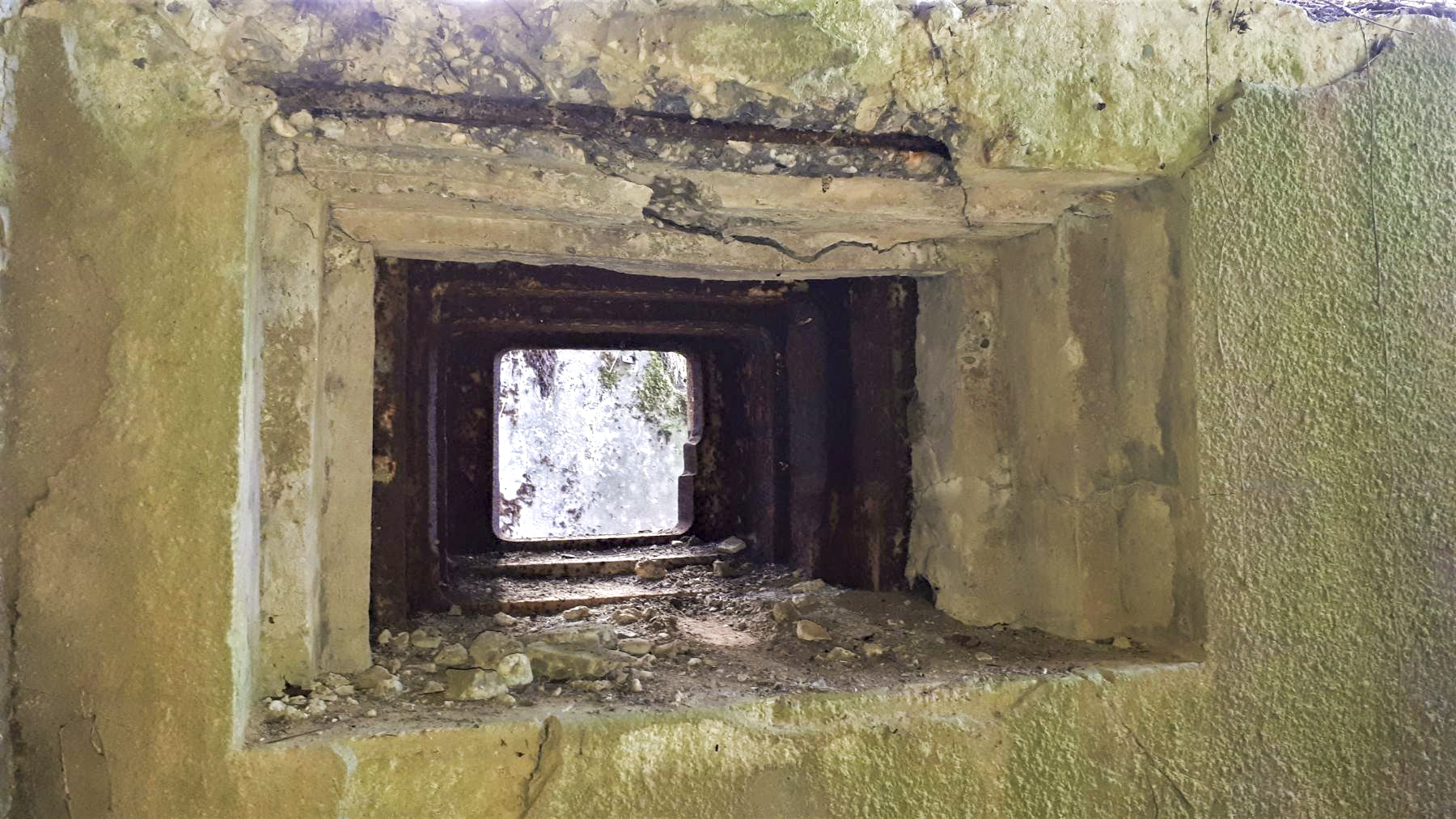 Ligne Maginot - SCHMELTZBACH OUEST - (Casemate d'infanterie - Simple) - Créneau pour jumelage de mitrailleuses et canon de 37 - Gregory Fuchs
