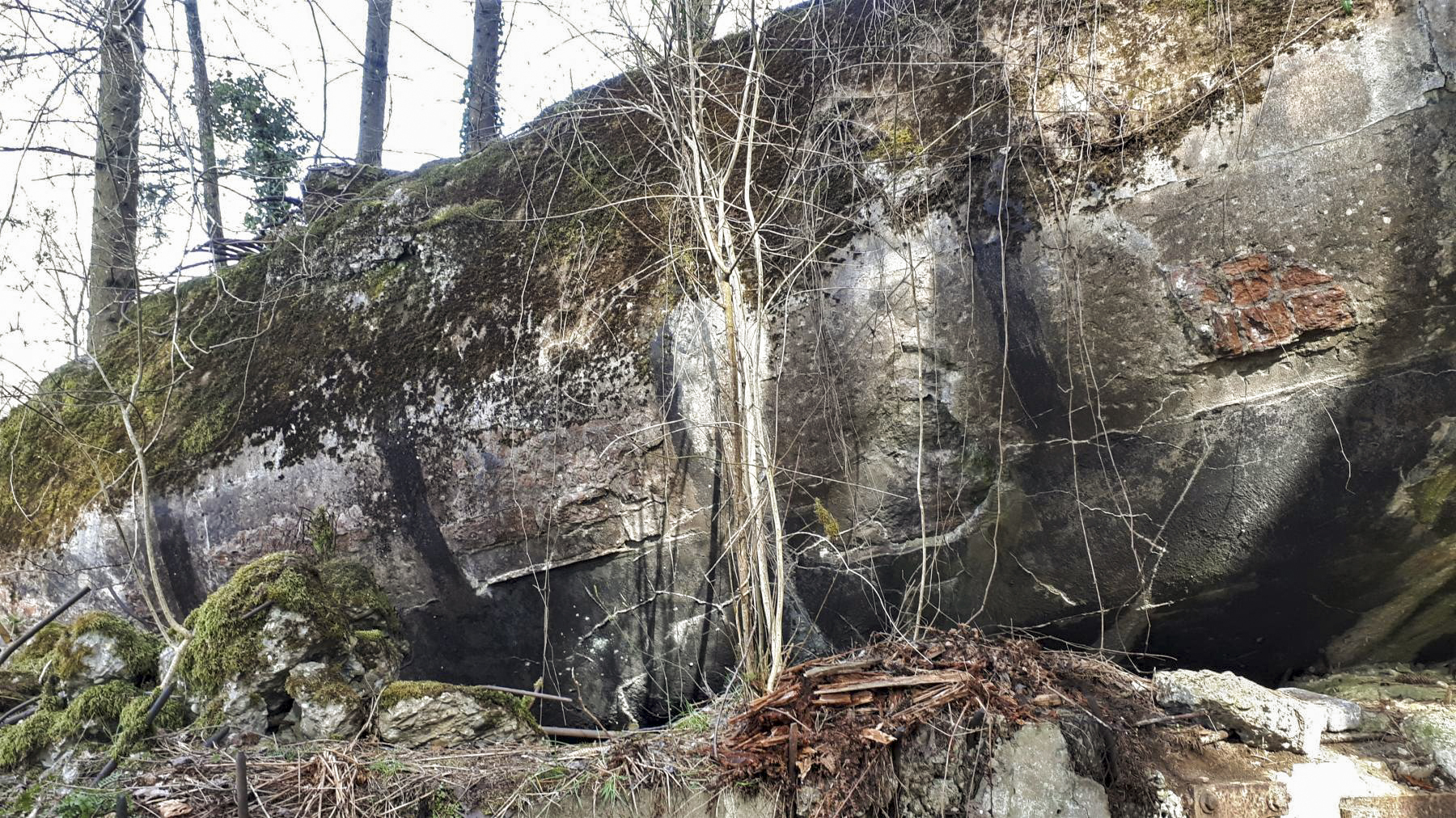 Ligne Maginot - SCHMELTZBACH OUEST - (Casemate d'infanterie - Simple) - Des rehausses de retenue pour la terre de camouflage sont encore visibles sur l'arrondie de la dalle de toiture (traces de briques) - Gregory Fuchs