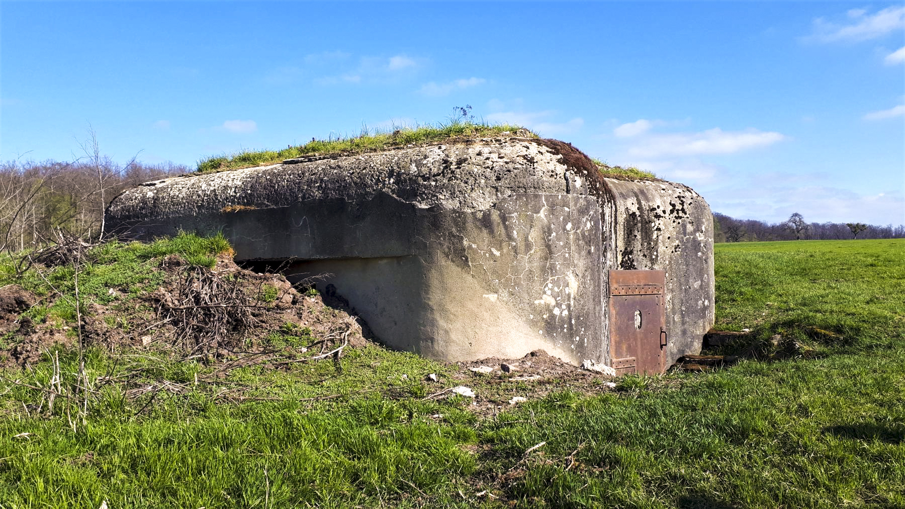 Ligne Maginot - SPIESS 1 - (Blockhaus pour arme infanterie) - Le créneau mitrailleuse Sud-Ouest remblayé en 2021 - Gregory Fuchs