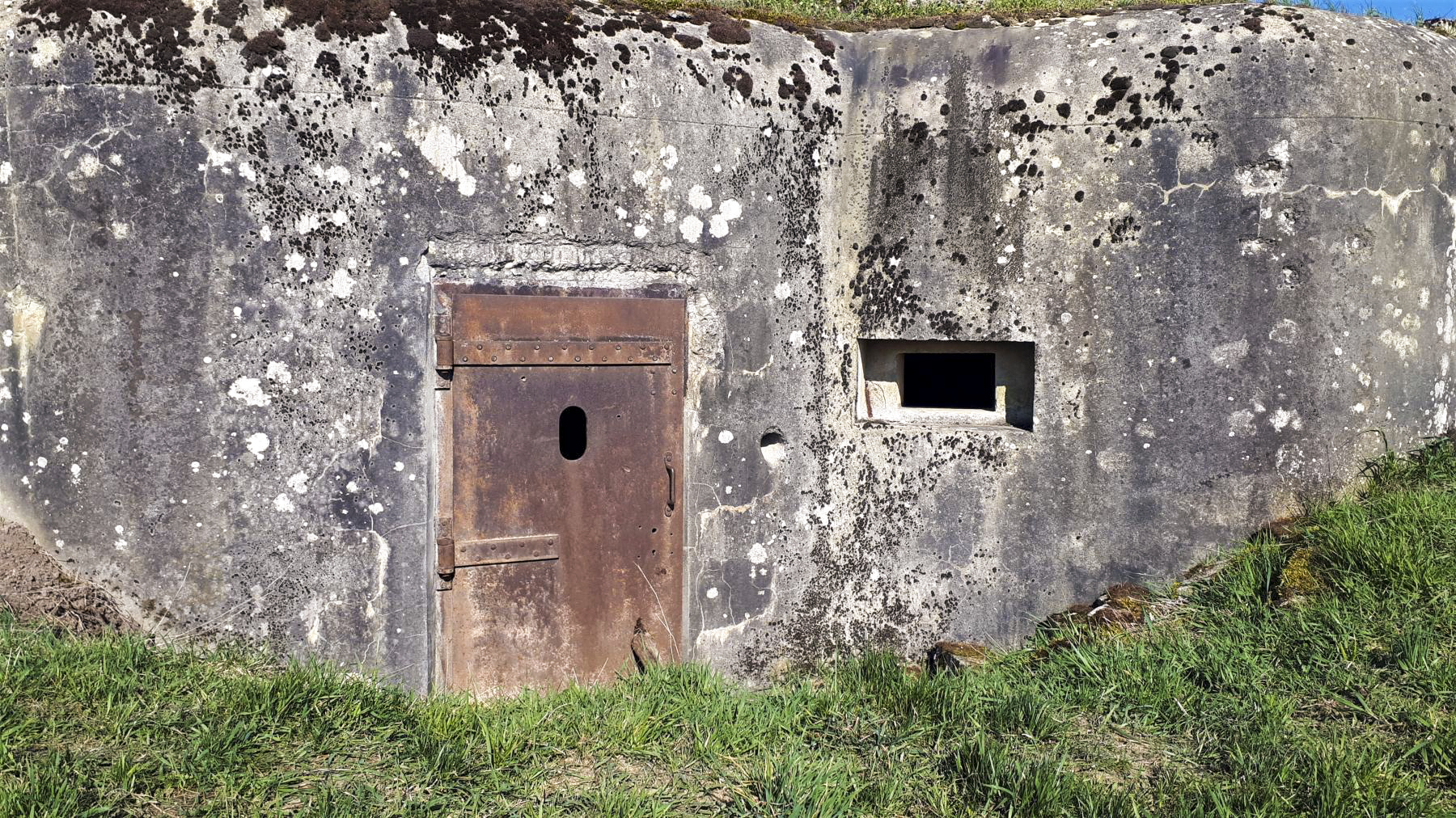 Ligne Maginot - SPIESS 1 - (Blockhaus pour arme infanterie) - L'entrée et le créneau de défense rapprochée - Gregory Fuchs