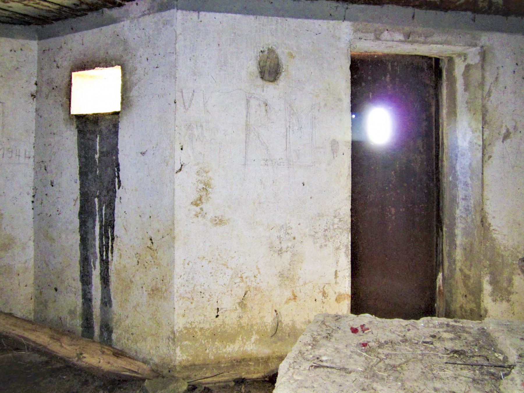 Ligne Maginot - SPIESS 1 - (Blockhaus pour arme infanterie) - L'entrée et le créneau de défense rapprochée - Gregory Fuchs