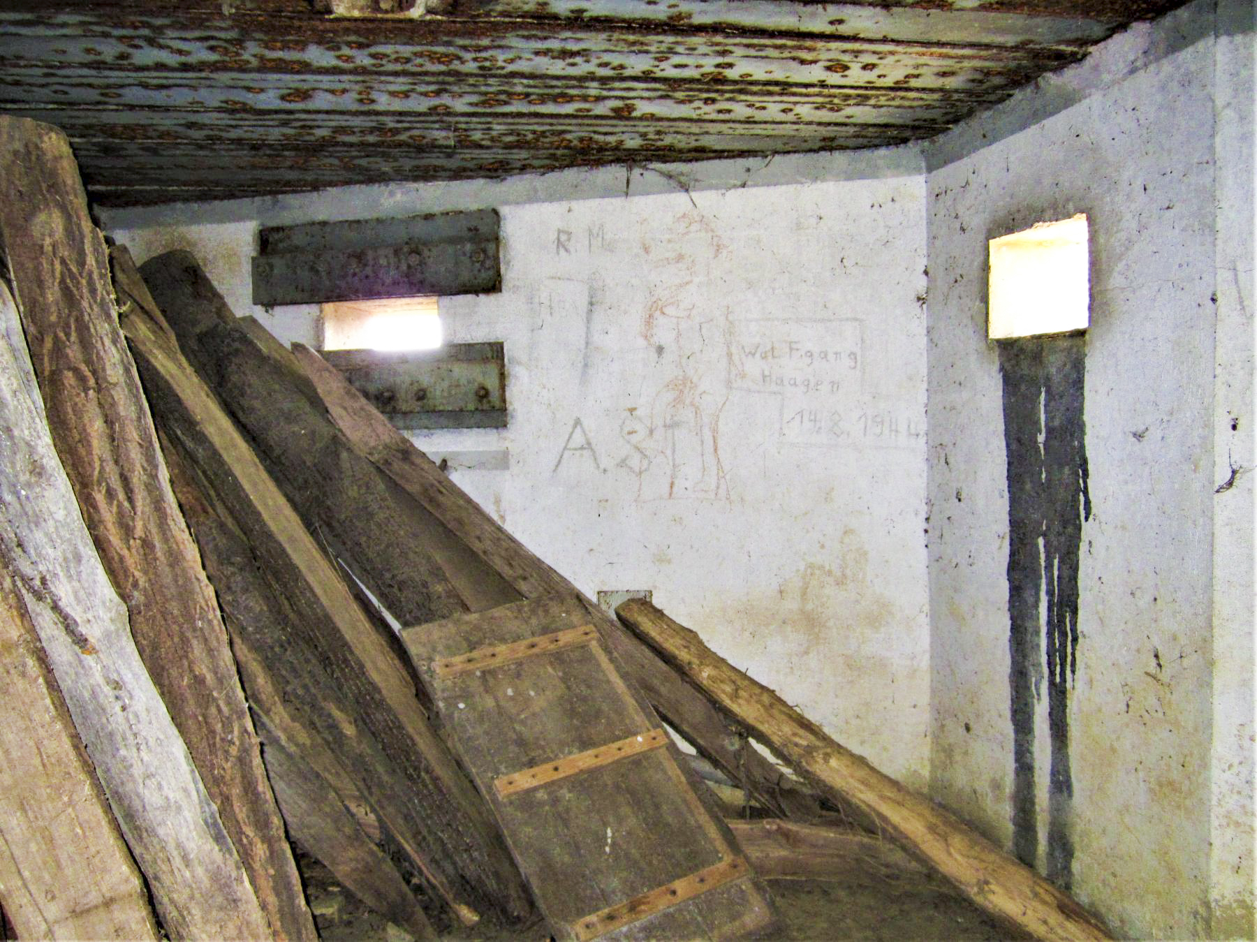 Ligne Maginot - SPIESS 1 - (Blockhaus pour arme infanterie) - Créneau de défense rapprochée et créneau mitrailleuse Nord-Est - Gregory Fuchs