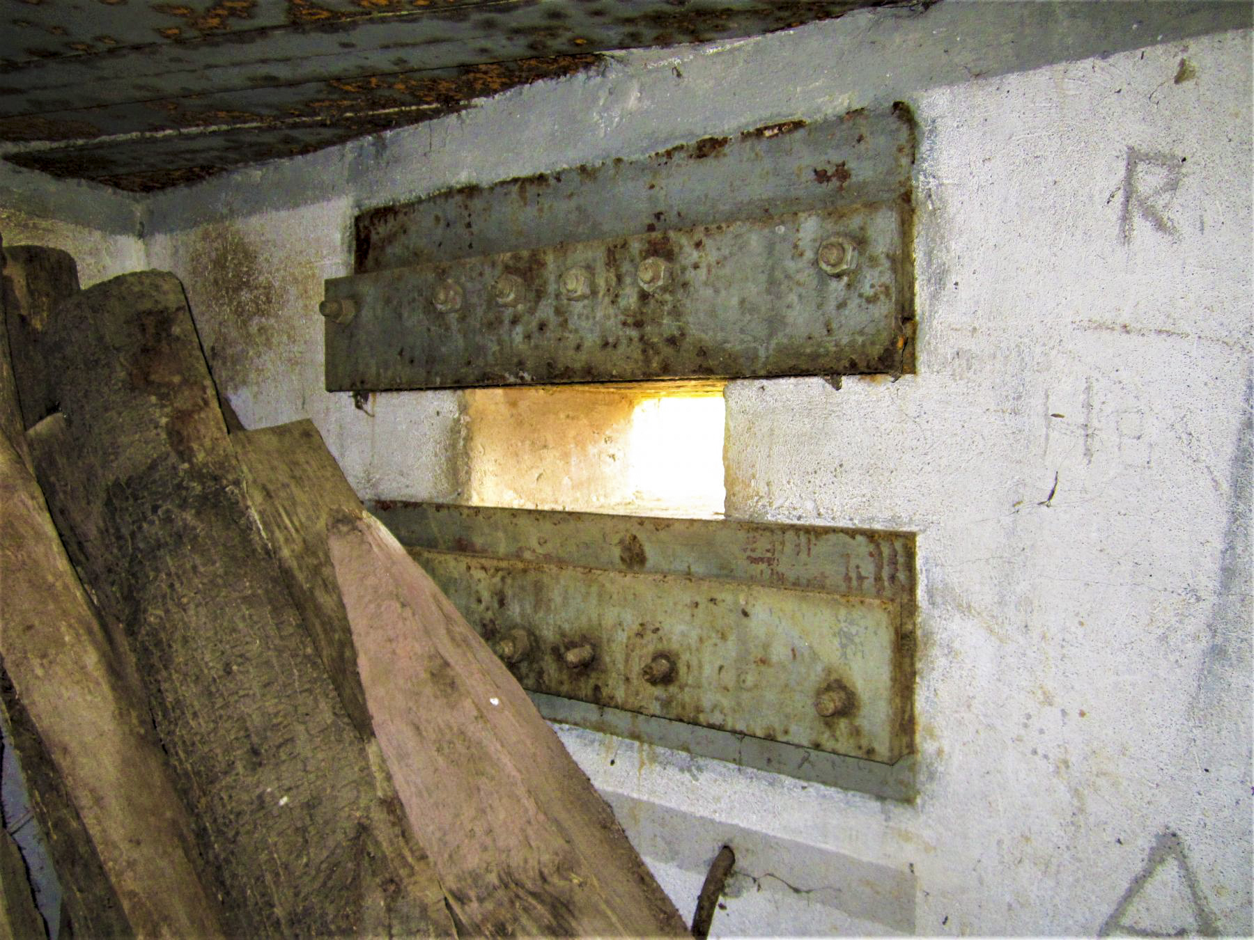 Ligne Maginot - SPIESS 1 - (Blockhaus pour arme infanterie) - Créneau mitrailleuse Nord-Est - Gregory Fuchs