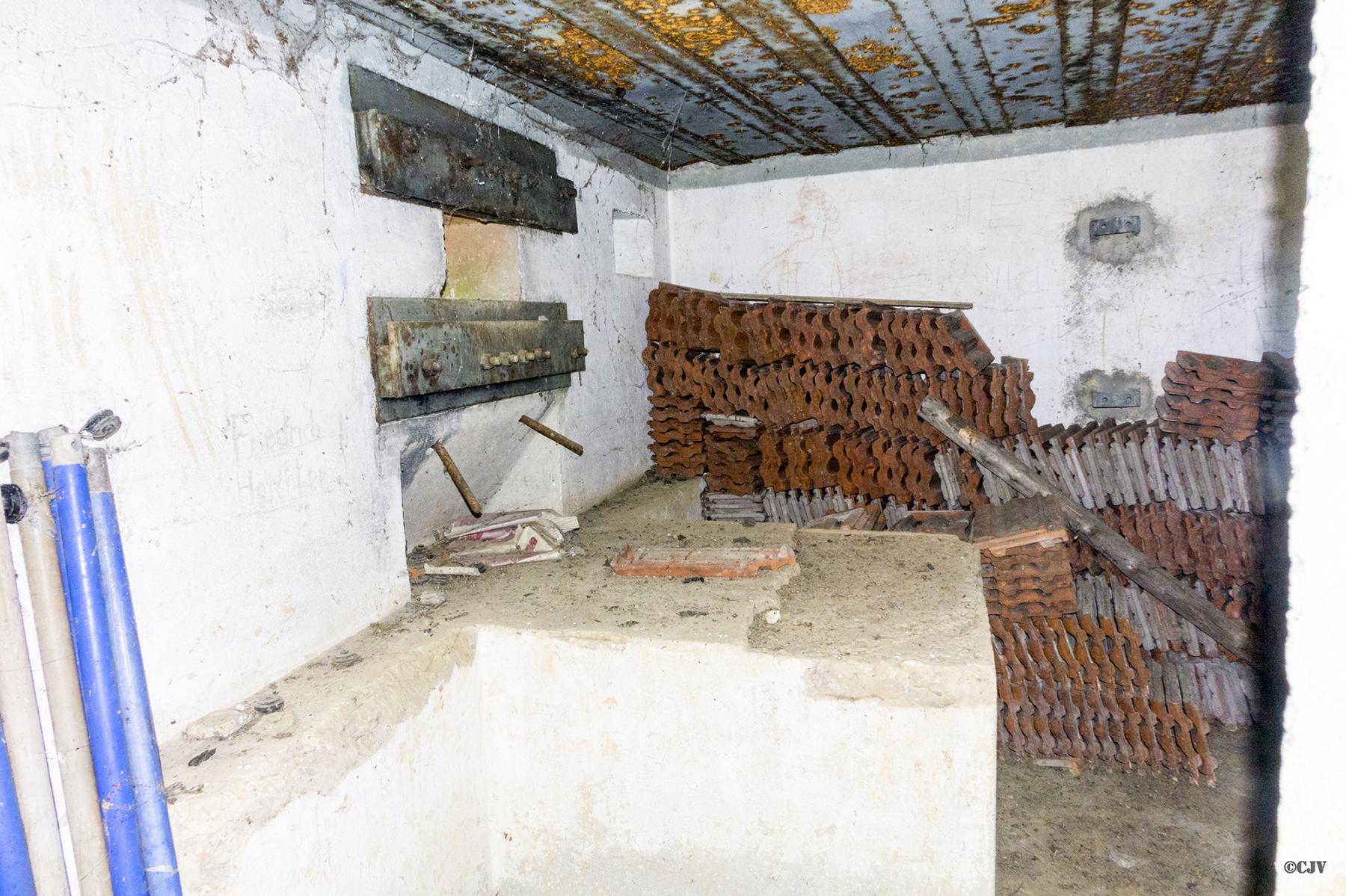 Ligne Maginot - SPIESS 1 - (Blockhaus pour arme infanterie) - Créneau mitrailleuse Sud-Ouest - Lia VERMEULEN