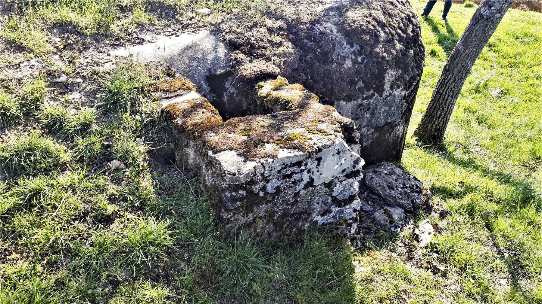 Ligne Maginot - SPIESS 3 - (Blockhaus pour arme infanterie) - Le conduit de ventilation est protégé à l'extérieur par une cheminée maçonnée - Gregory Fuchs