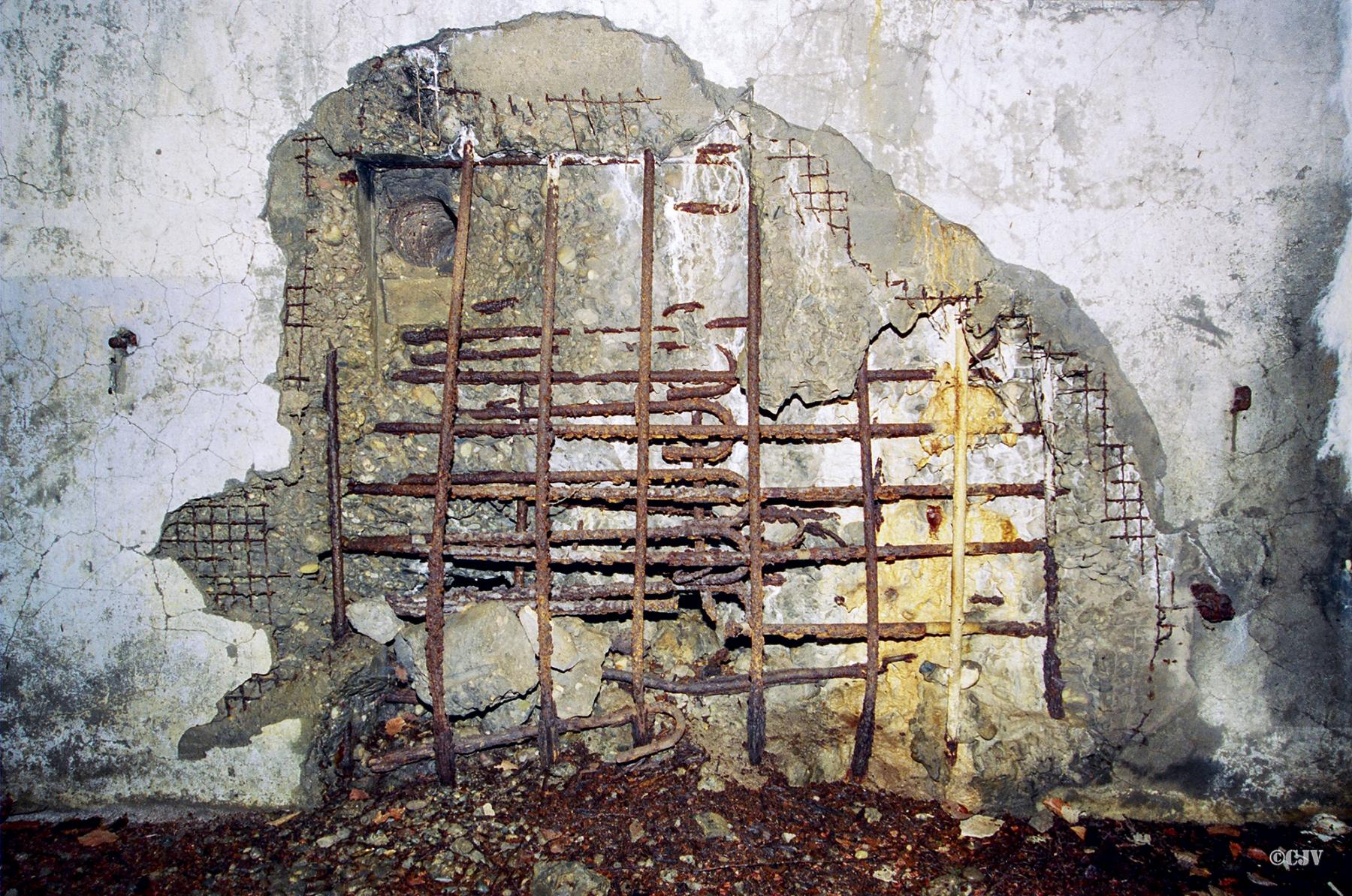 Ligne Maginot - TRAUTBACH OUEST - (Blockhaus pour arme infanterie) - Dégâts sur la façade - Lia VERMEULEN