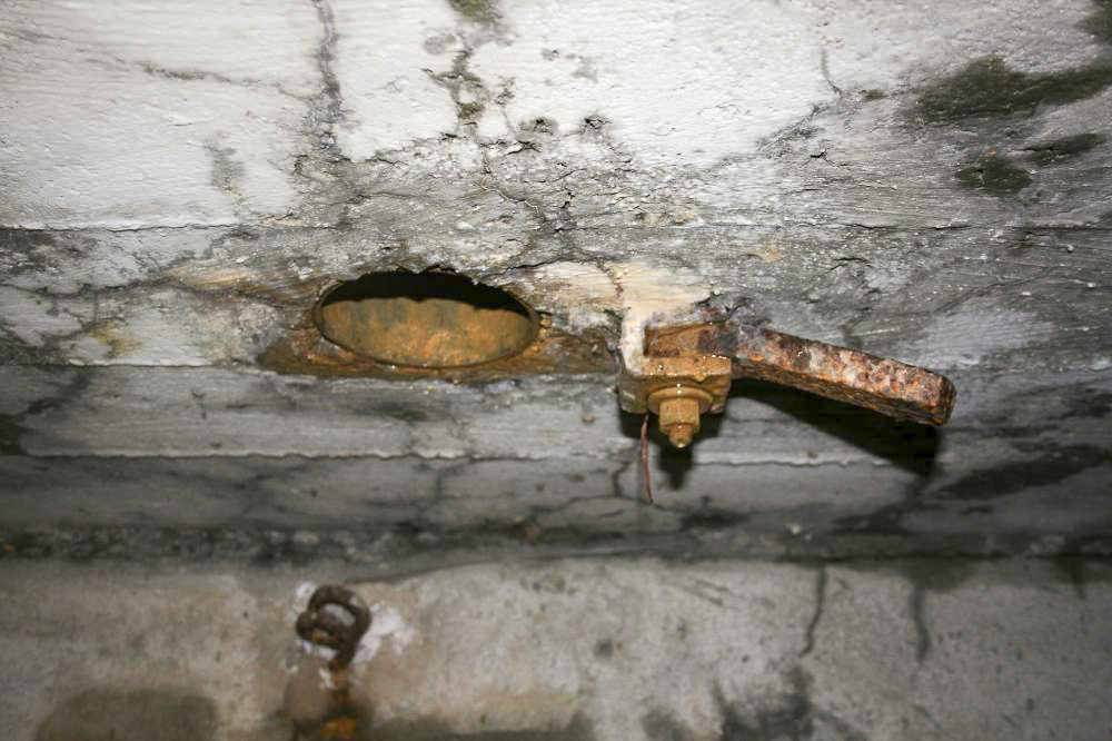 Ligne Maginot - DB2 - (Blockhaus pour canon) - Poignée de manoeuvre de l'obturateur de la gaine pour périscope - Eric Klamerek