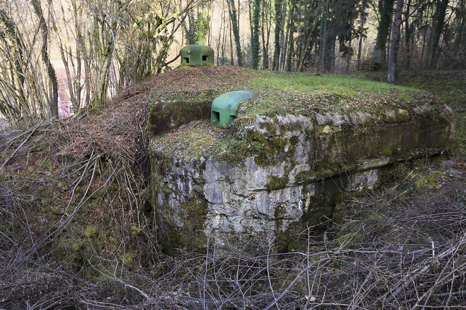 Ligne Maginot - WINDSTEIN - (Casemate d'infanterie - double) - Le cratère provoqué par l'explosion de bombe allemande contre la casemate est nettement visible, le rocaillage a disparu - GRAMI