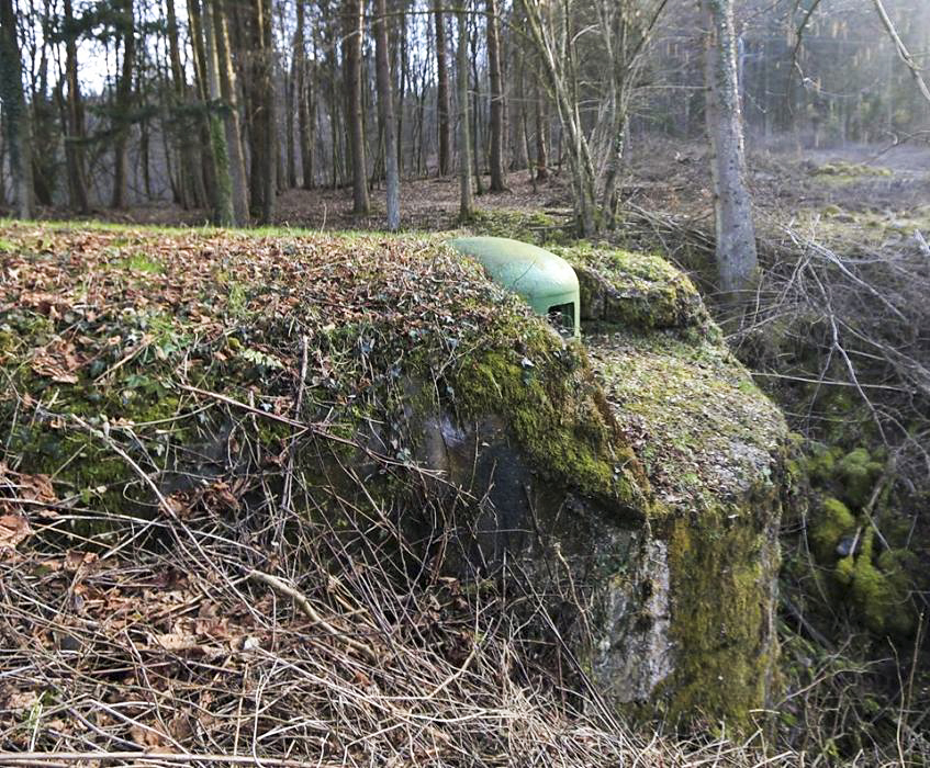 Ligne Maginot - WINDSTEIN - (Casemate d'infanterie - double) - Le cratère provoqué par l'explosion de bombe allemande contre la casemate est nettement visible, le rocaillage a disparu - GRAMI