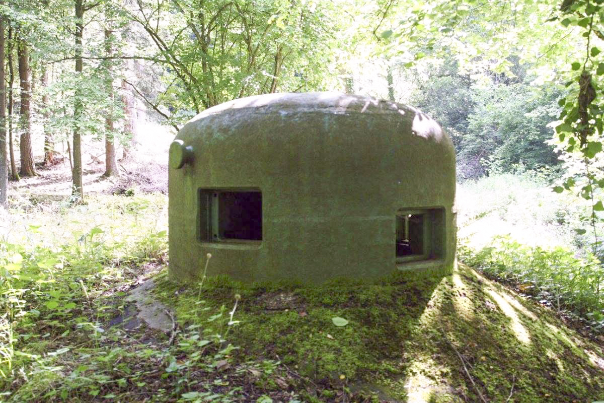 Ligne Maginot - WINDSTEIN - (Casemate d'infanterie - double) - La cloche GFM, noter le créneau décalé destiné à battre la pente en avant de la casemate - B.HENRICH