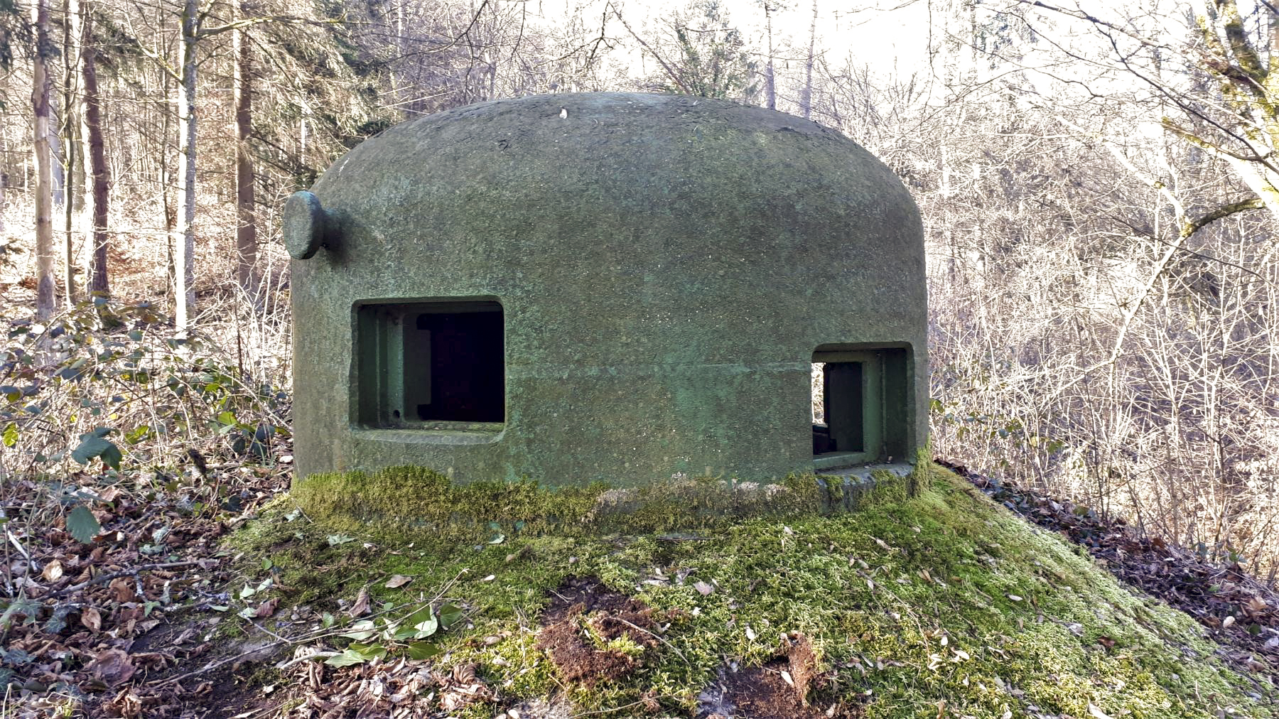 Ligne Maginot - WINDSTEIN - (Casemate d'infanterie - double) - La cloche GFM, noter le créneau décalé destiné à battre la pente en avant de la casemate - Gregory Fuchs