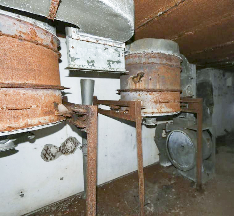 Ligne Maginot - WINDSTEIN - (Casemate d'infanterie - double) - Le système de ventilation encore partiellement en place - GRAMI