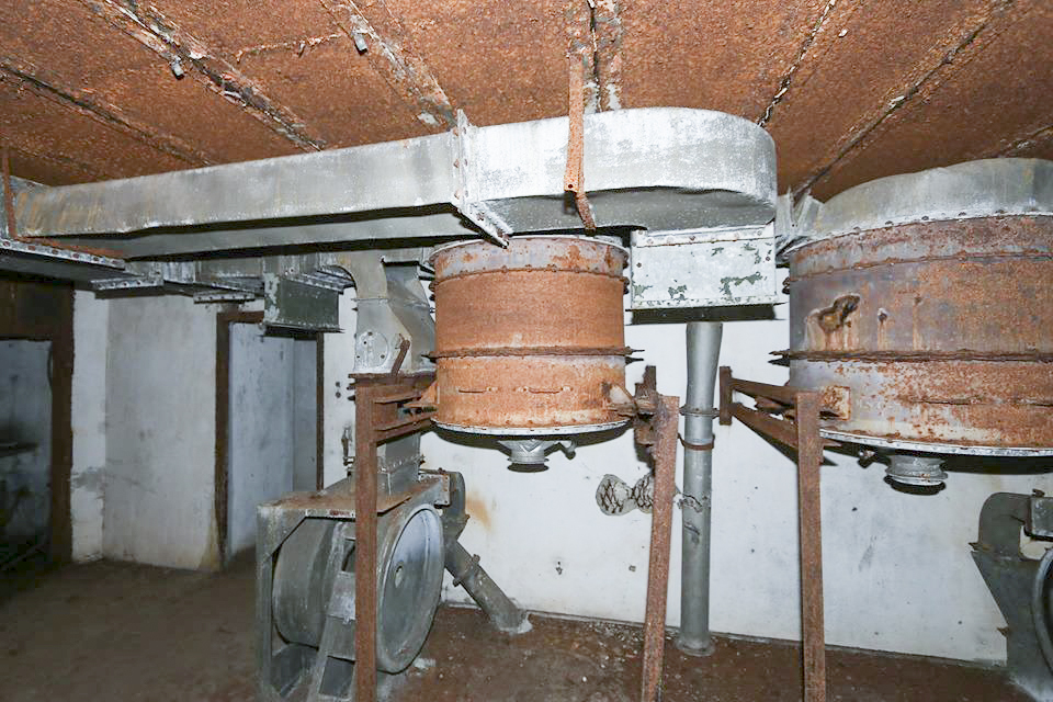 Ligne Maginot - WINDSTEIN - (Casemate d'infanterie - double) - Le système de ventilation encore partiellement en place - GRAMI