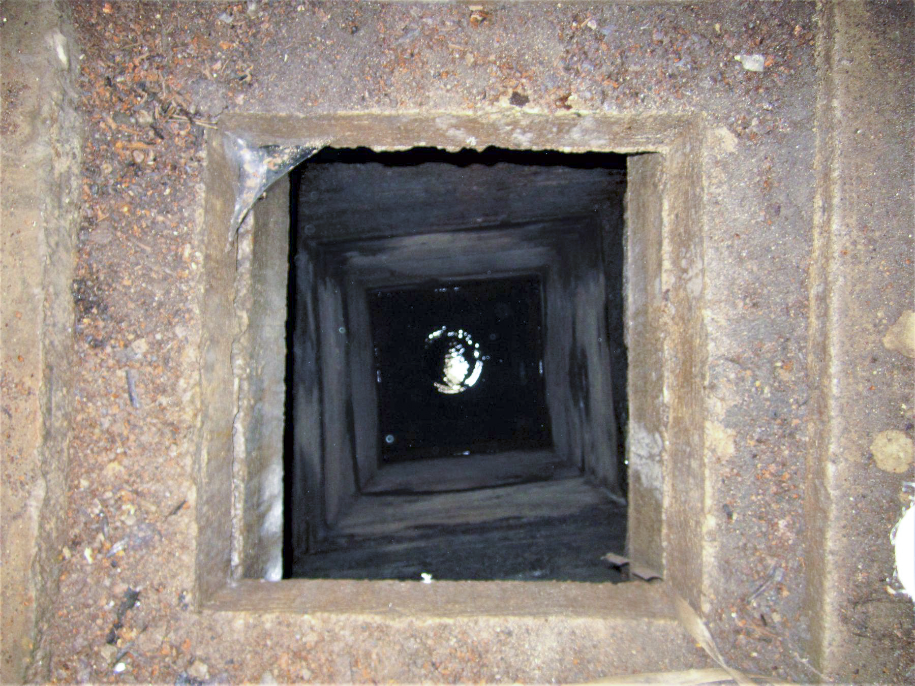Ligne Maginot - WINDSTEIN - (Casemate d'infanterie - double) - Puits. Attention danger de chute ! De plus il n'est pas muni d'échelons permettant d'en sortir - Gregory Fuchs