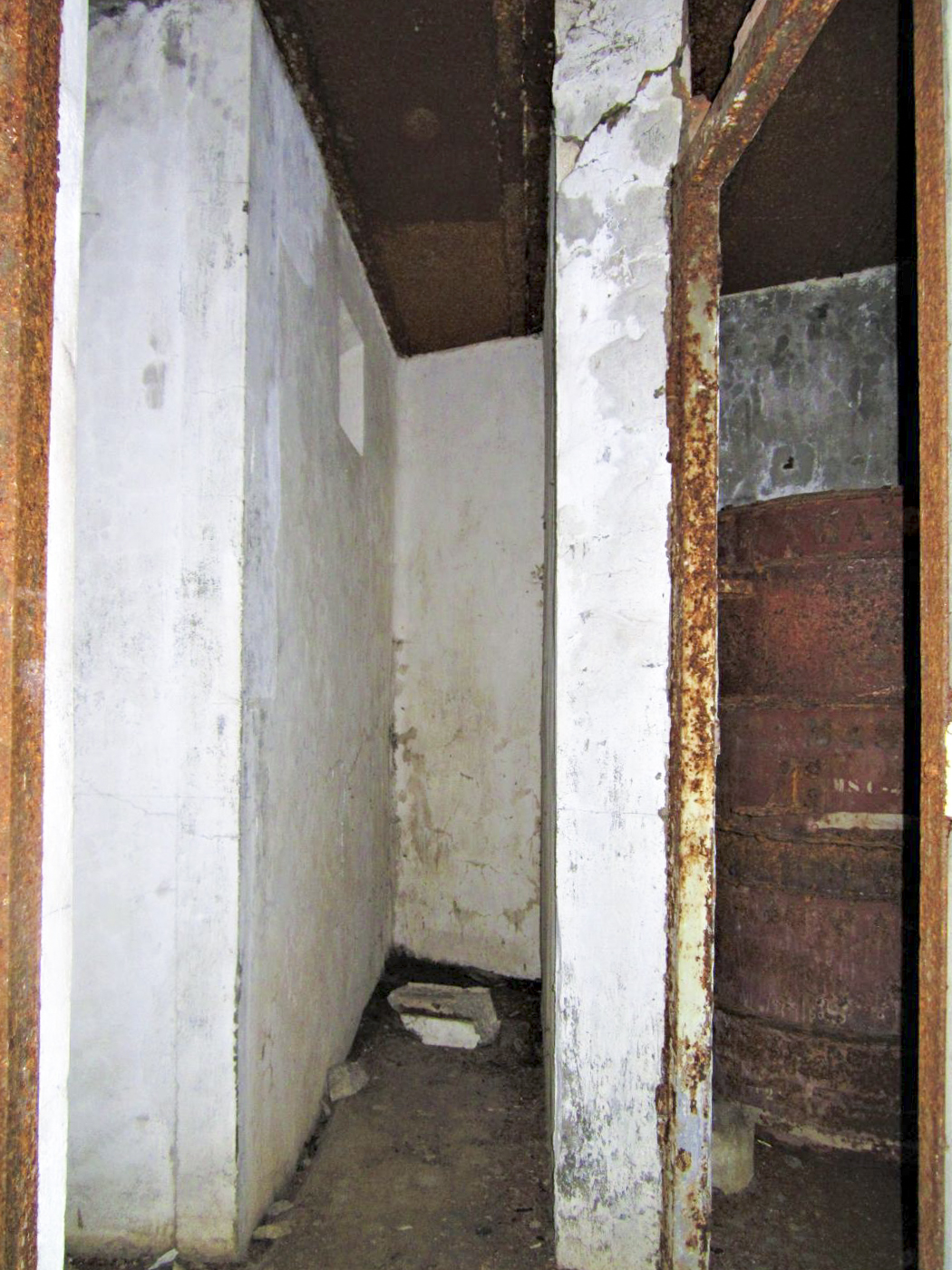 Ligne Maginot - WINDSTEIN - (Casemate d'infanterie - double) - Local en face de la chambre de troupe, à droite entrée de la caponnière FM défendant l'entrée - Gregory Fuchs