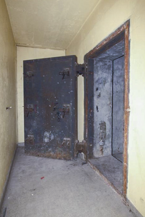 Ligne Maginot - NANCY- LAXOU - CENTRAL PROTéGé - (Central téléphonique isolé) - La porte blindée extérieure - Antoine SCHOEN