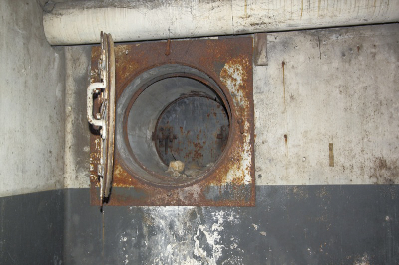 Ligne Maginot - NANCY- LAXOU - CENTRAL PROTéGé - (Central téléphonique isolé) - La porte intérieure est une porte étanche. Détail d'une des baies de ventilation
Le volet blindé placé coté extérieur et muni de deux verrous est visible au fond de la gaine.
Détail d'une des baies de ventilation - Antoine SCHOEN