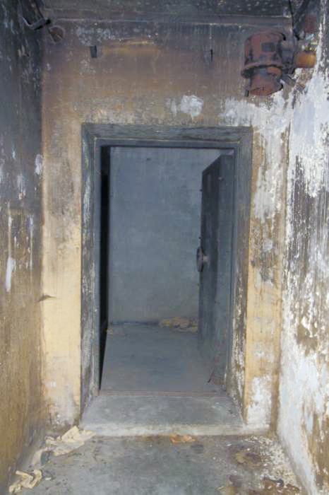 Ligne Maginot - NANCY- LAXOU - CENTRAL PROTéGé - (Central téléphonique isolé) - Porte étanche au niveau de l’accès au coffre d'entrée gauche - Antoine SCHOEN