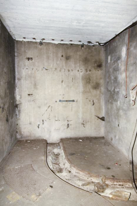 Ligne Maginot - NANCY- LAXOU - CENTRAL PROTéGé - (Central téléphonique isolé) - Local répartiteur
Rigole d'arrivée des câbles téléphoniques et télégraphiques et remontées vers l'étage supérieur - Antoine SCHOEN