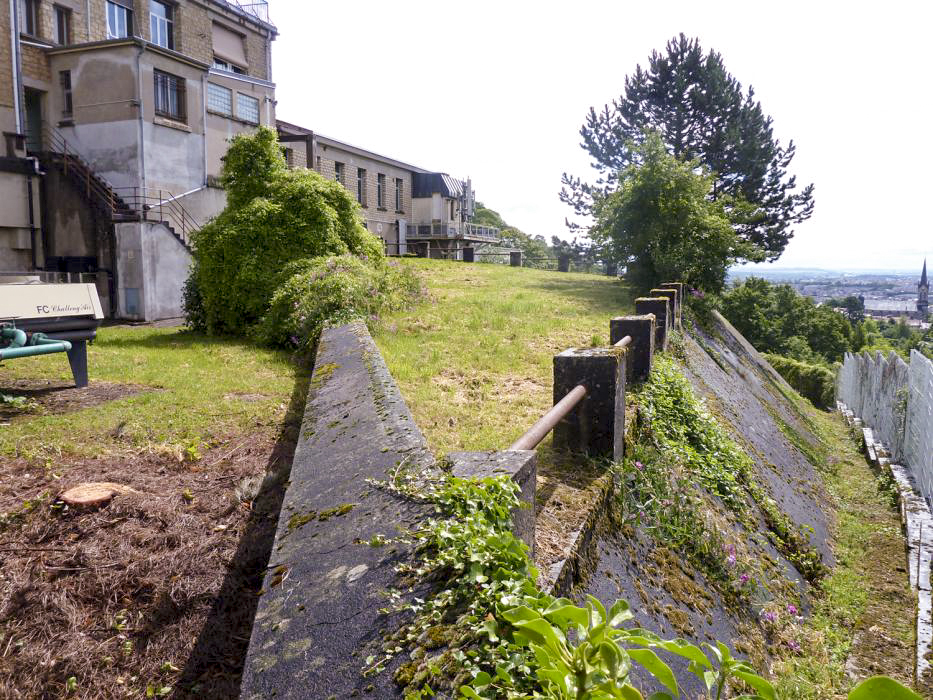 Ligne Maginot - NANCY- LAXOU - STATION PROTéGéE LSGD - (Central téléphonique isolé) - Coté jardins
L'abri étant construit à contre pente, un massif  anti éclatement a été créé en contre bas de manière à protéger les fondations de l'abri contre les effets de l'artillerie - Pascal LAMBERT