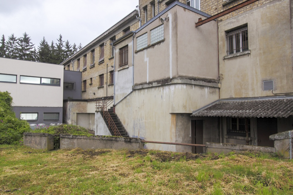 Ligne Maginot - NANCY- LAXOU - STATION PROTéGéE LSGD - (Central téléphonique isolé) - Vue générale arrière du bâtiment, avec la façade de l'abri au niveau du terrain naturel. - Antoine SCHOEN