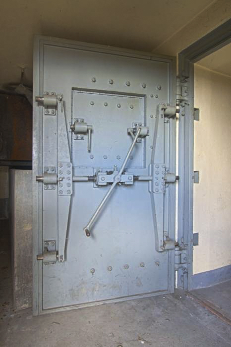 Ligne Maginot - NANCY- LAXOU - STATION PROTéGéE LSGD - (Central téléphonique isolé) - Vue intérieure de la porte blindée du coffre droit - Antoine SCHOEN