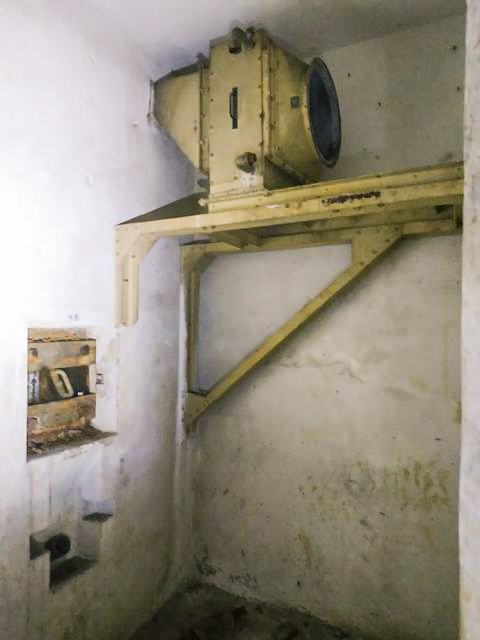 Ligne Maginot - BARRUNGSHOFF - BORNUNGSHOFF - X11 - (Abri) - Restes du système d'arrivée/de sortie d'air de l'abri.
Créneau FM
Goulotte Lance-Grenades - Rominoutche