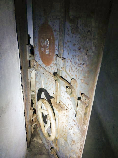Ligne Maginot - BARRUNGSHOFF - BORNUNGSHOFF - X11 - (Abri) - Porte blindée d'étanchéité du sas d'entrée. - Rominoutche