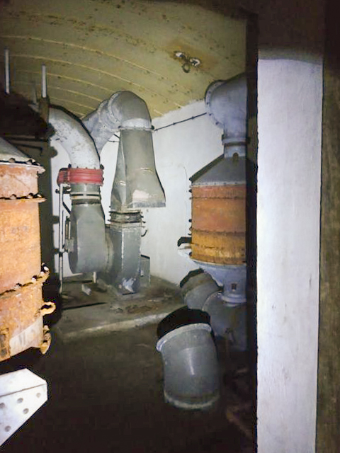 Ligne Maginot - BARRUNGSHOFF - BORNUNGSHOFF - X11 - (Abri) - La salle de filtration d'air de l'abri. Le mécanisme est pratiquement intact. - Rominoutche