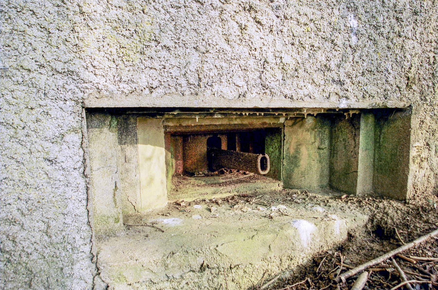 Ligne Maginot - Casemate A7 - PUDEFORT Ouest - La trémie  pour mitrailleuse Hotchkiss conçue par la DTG de Lille
Etat 2001 - Caspar Vermeulen