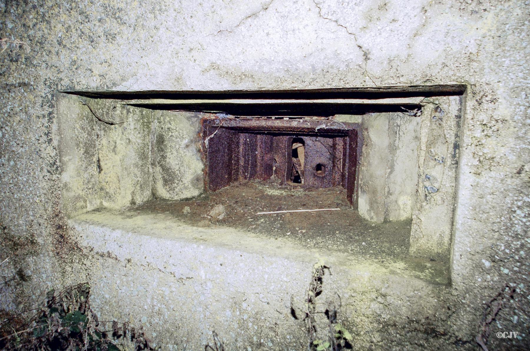 Ligne Maginot - A11 - ERMITAGE Nord (Casemate d'infanterie) - Trémie type Lille pour mitrailleuse Hotchkiss (incomplète)
Etat 1998 - Caspar Vermeulen