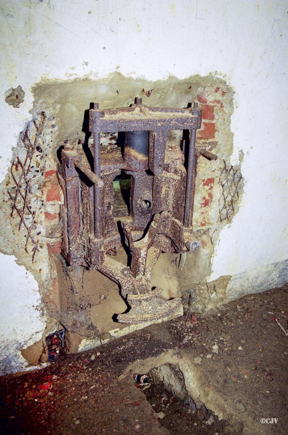 Ligne Maginot - A11 - ERMITAGE Nord (Casemate d'infanterie) - Trémie type Lille pour mitrailleuse Hotchkiss (incomplète)
Etat 1998 - Caspar Vermeulen