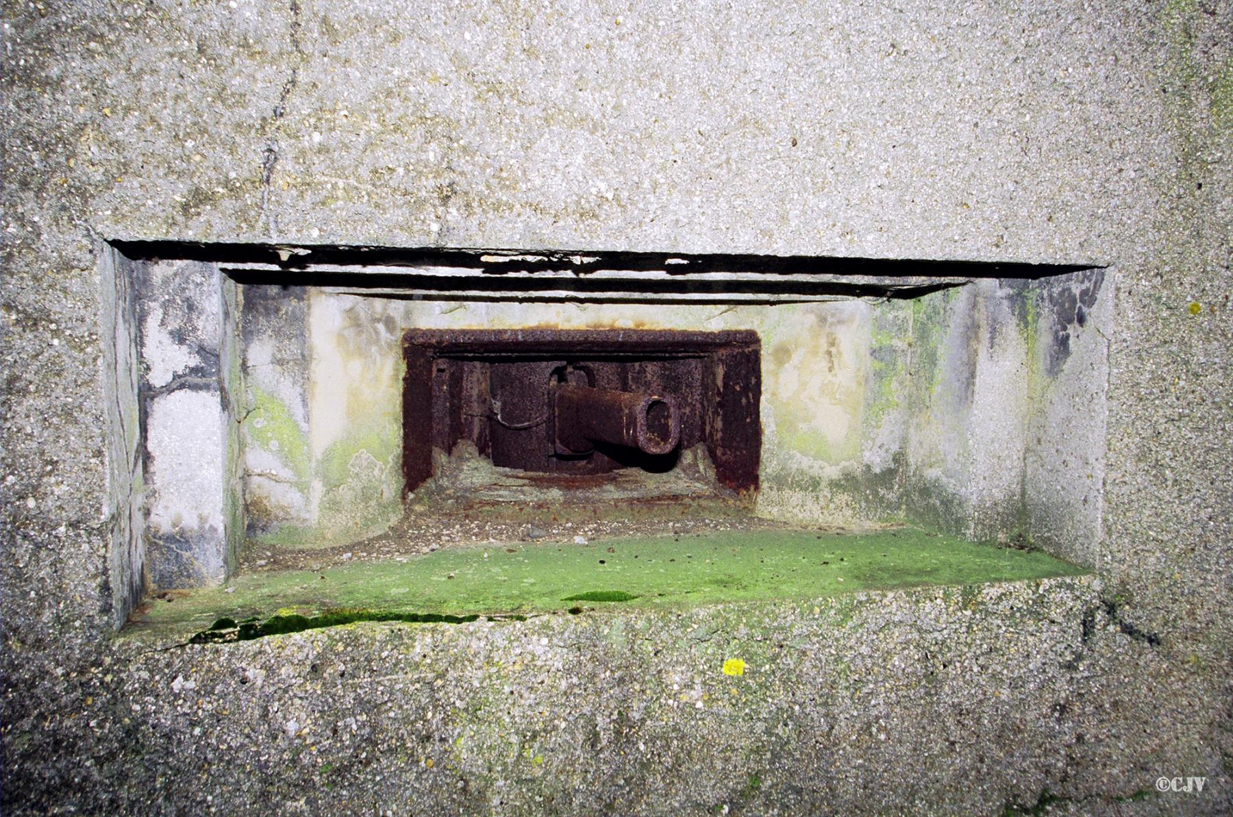 Ligne Maginot - A12 - ERMITAGE SUD - (Casemate d'infanterie) - Trémie type Lille pour mitrailleuse Hotchkiss (incomplète)
Etat 1998 - Caspar Vermeulen
