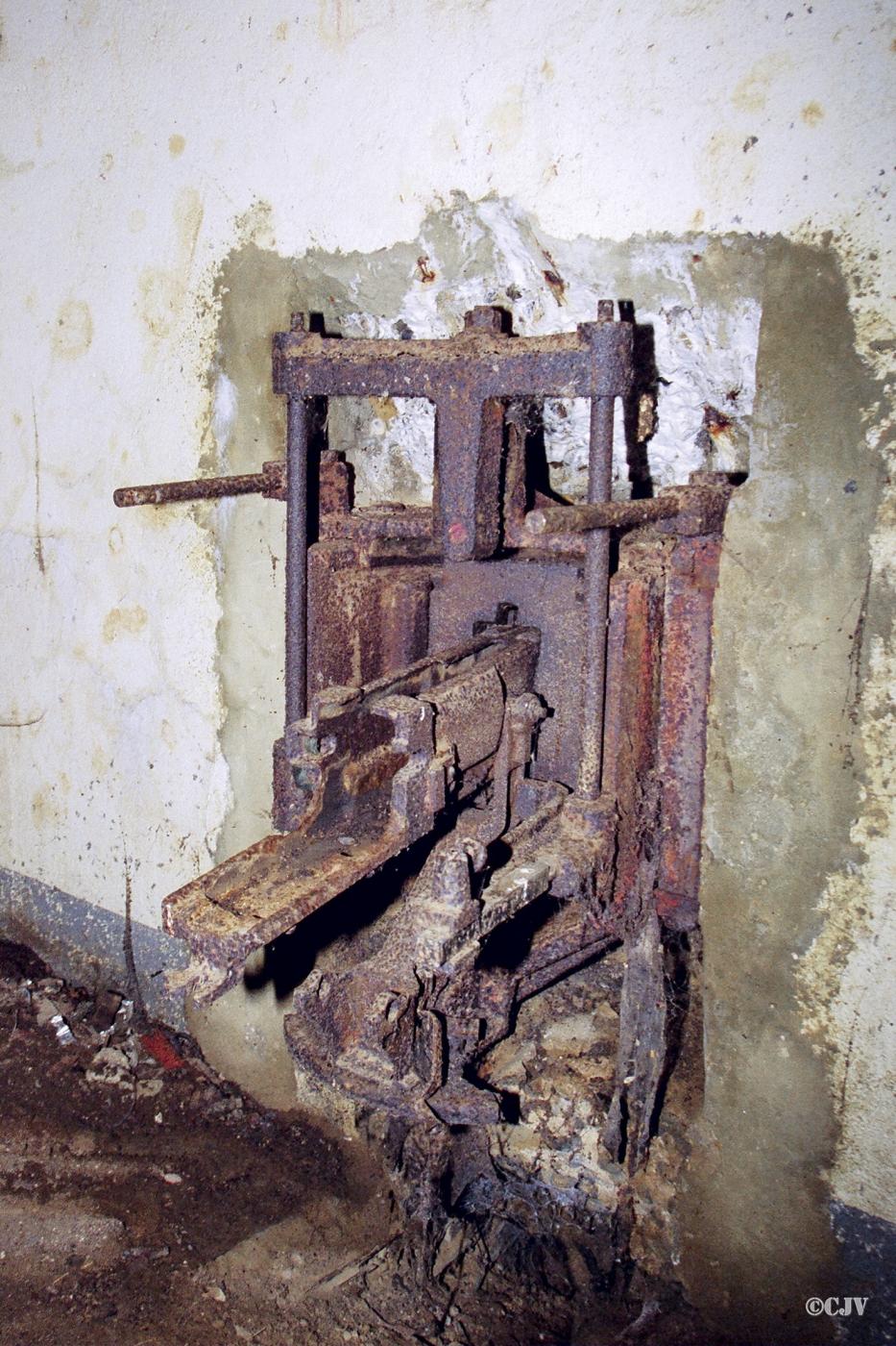 Ligne Maginot - A12 - ERMITAGE SUD - (Casemate d'infanterie) - Trémie type Lille pour mitrailleuse Hotchkiss (incomplète)
Etat 1998 - Caspar Vermeulen