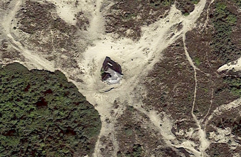 Ligne Maginot - B14 - LES DUNES 14 - (Blockhaus pour arme infanterie) - L'ombre portée indique la présence d'une guérite d'observation en béton sur le toit du bloc. - Google Earth