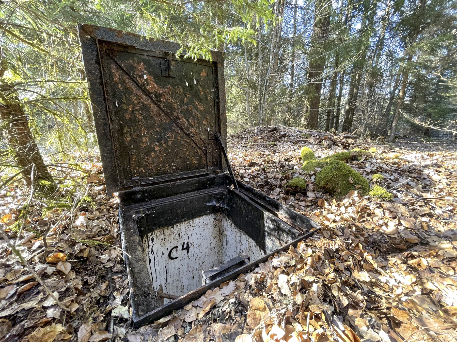 Ligne Maginot - C4 - (Chambre de coupure) - La trappe ouverte avec le cartouche 'C4' dans le puits - DK_Antoine4