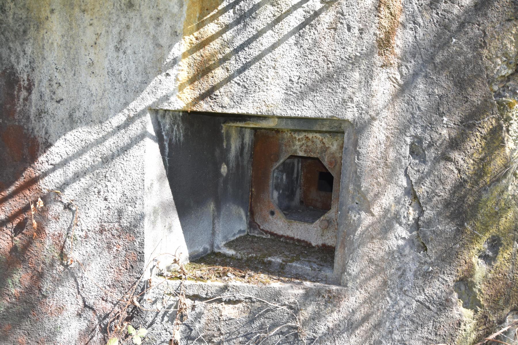 Ligne Maginot - 61/3 - OTTMARSHEIM SUD - (Casemate d'infanterie - Double) - Créneau FM sud - Daniel Froehly