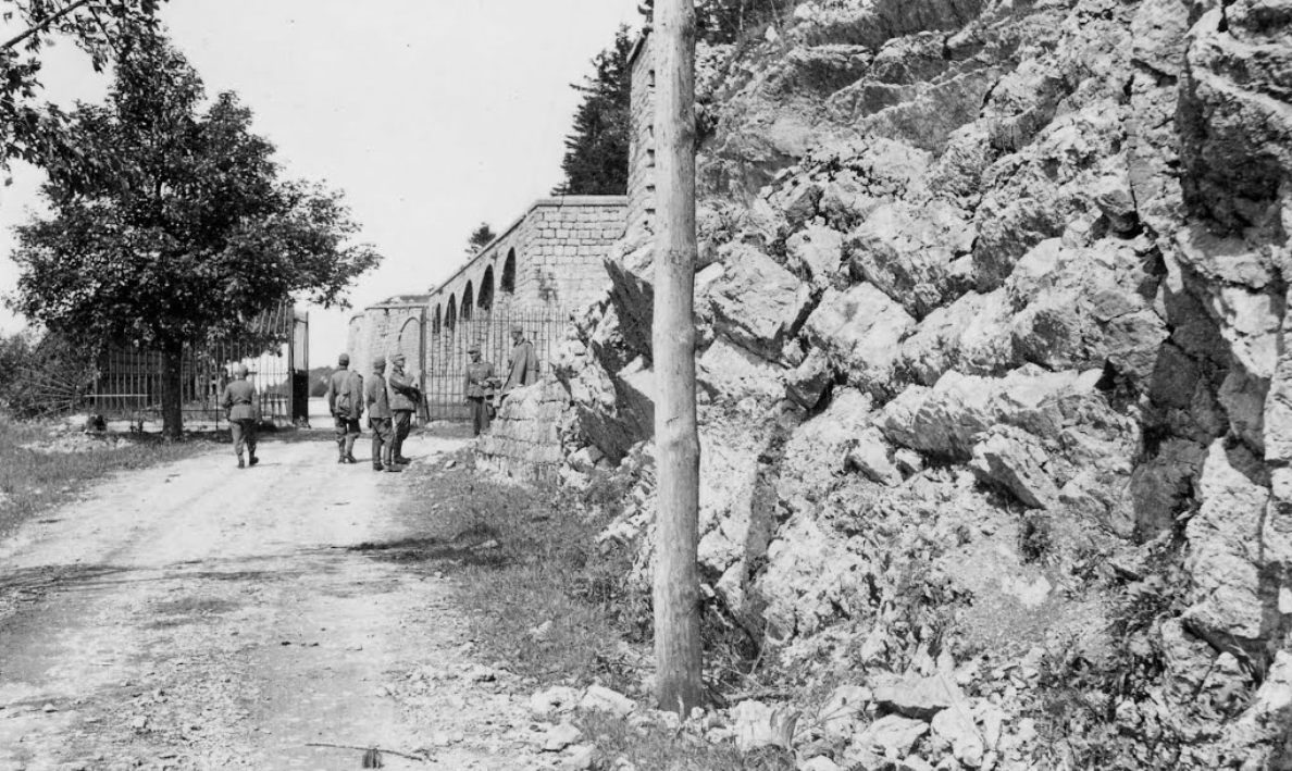 Ligne Maginot - FORT DU LARMONT SUPERIEUR - (Casernement) - Des soldats allemands devant le fort. Noter la grille défensive de l'accès. - Inconnu