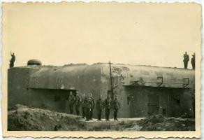 Ligne Maginot - ASCHBACH EST - O2 - (Casemate d'infanterie - double) - La casemate après les combats
Photo retouchée, les saluts hitlériens ont été 'gommés'