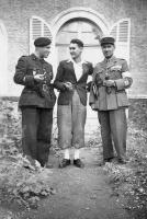 Ligne Maginot - 164° RIF - MONT DES WELCHES - Le commandant Tari commandant l'ouvrage du Mont-des-Welches avec son fils
Photo probablement prise sous l'occupation, les personnes photographiées portent des brassards de résistants