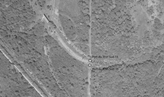 Ligne Maginot - Les blockhaus Port du Rhin Sud 13 et 10 - Les blockhaus Port du Rhin Sud 13 et 10
Le remblais de la voie ferrée et nettement visible