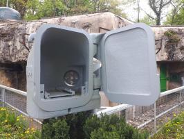 Ligne Maginot - BAMBESCH - A35 - (Ouvrage d'infanterie) - Projecteur blindée exposé devant le bloc 3
