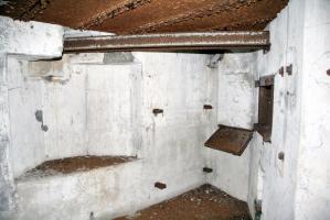 Ligne Maginot - TRAUTBACH OUEST - (Blockhaus pour arme infanterie) - Chambre de tir Est
Noter la disposition du créneau et du bi-rail ainsi que la niche dans le mur opposé